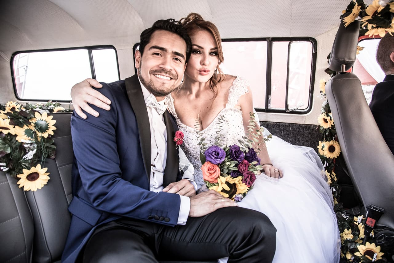 'Murillo' (Rafael Paz) y 'Luna' (Gemma Garoa) muy felices previo a su enlace matrimonial.