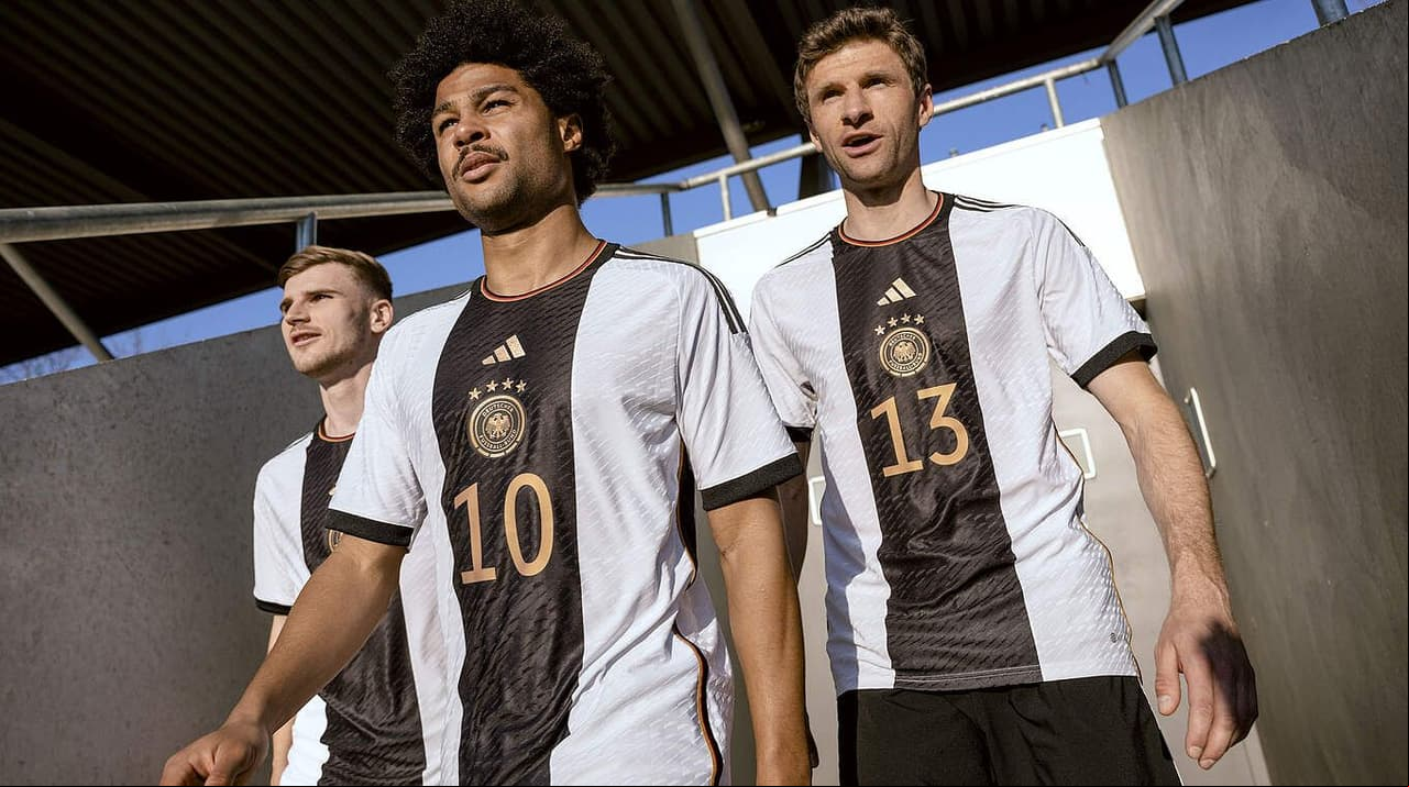 ALEMANIA, LOCAL. Las distintas marcas patrocinadoras se han lucido con los diseños para el Mundial Qatar 2022.