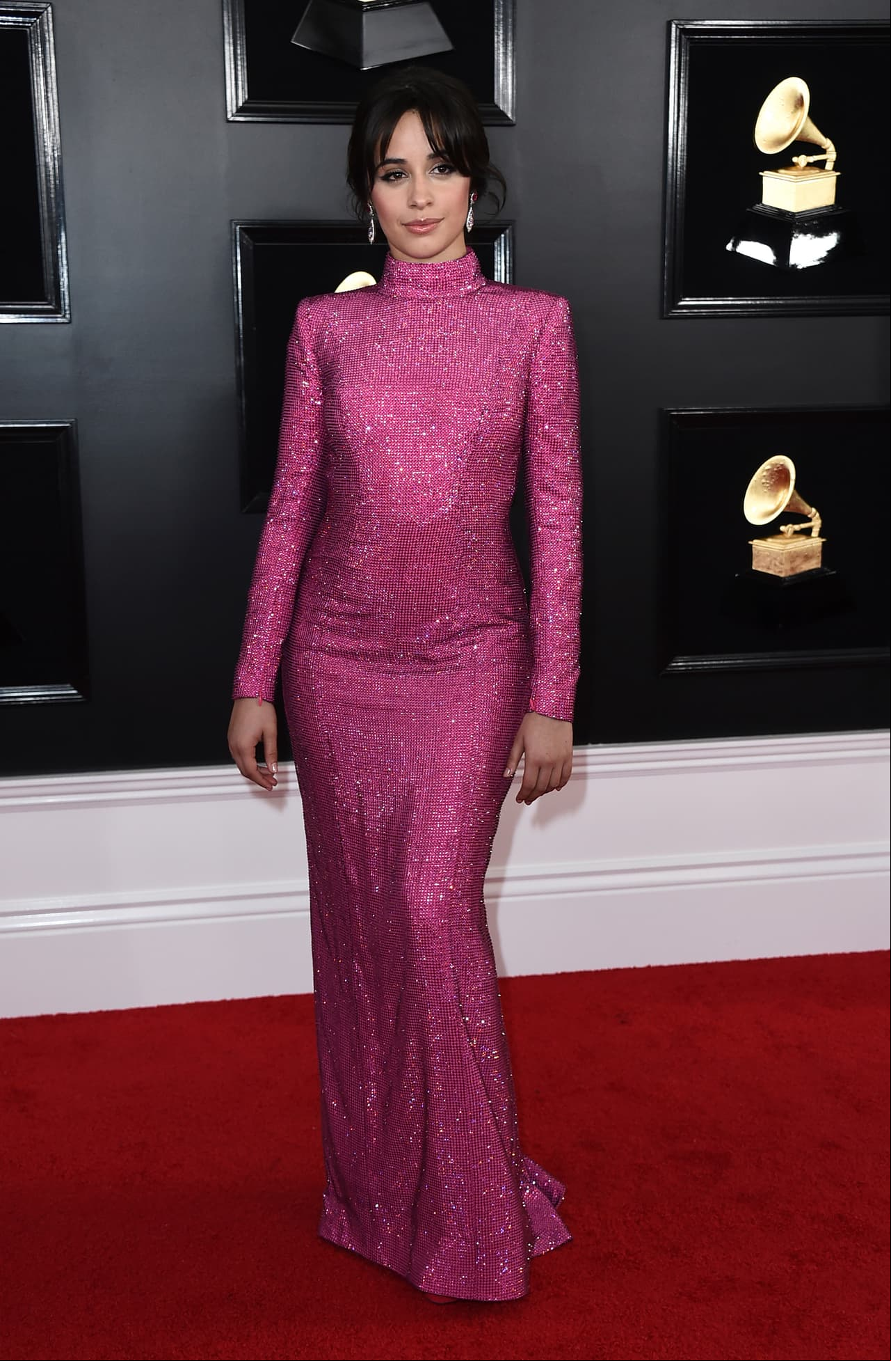Camila Cabello apareció en la alfombra roja de los Grammy 2019 con un brillante vestido magenta