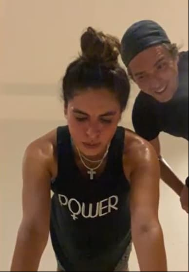 La pandemia no representó un impedimento para frenar el entrenamiento y siguió las rutinas de no más de 25 minutos a la distancia y junto a su esposo, Fernando Reina, quien reconoció y presumió el trabajo de Galilea en redes sociales. "Ay mamá... ¡Dolores! Esa señora está de cien".