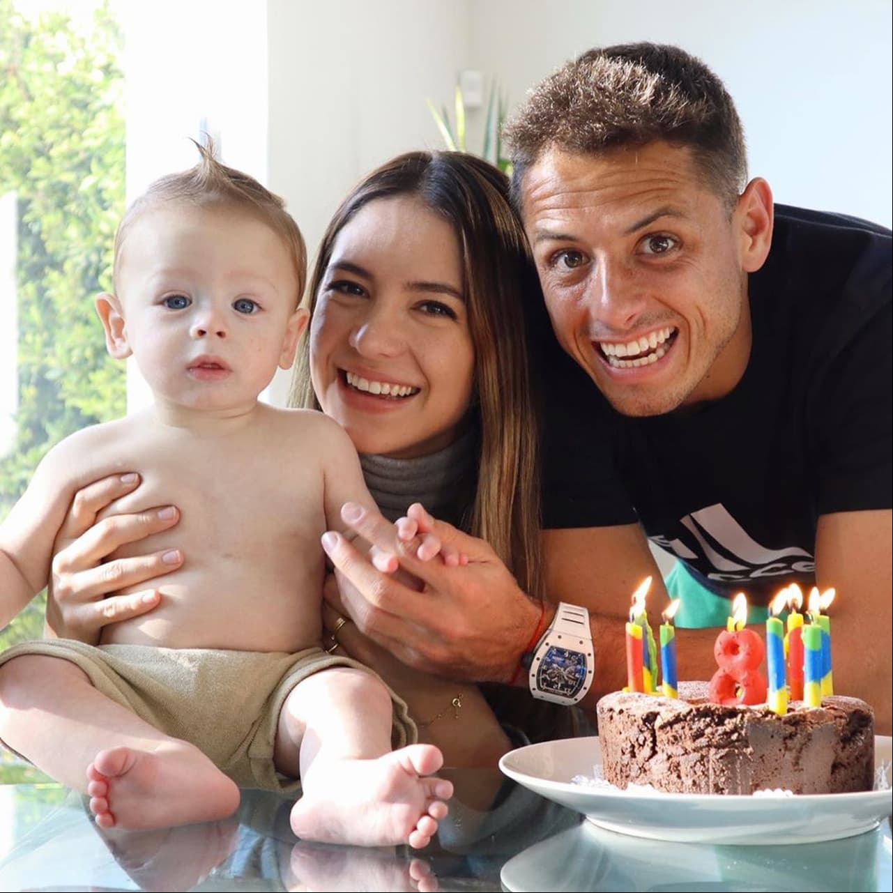 Sarah Kohan responde a quienes dudan de la paternidad de Chicharito por el color de ojos de su hijo