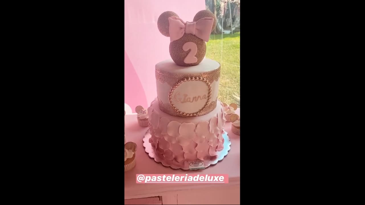 Al igual que toda la decoración, el pastel era rosa de Minnie Mouse y contaba con tres niveles, en el último se apreciaba las orejitas de la caricatura.