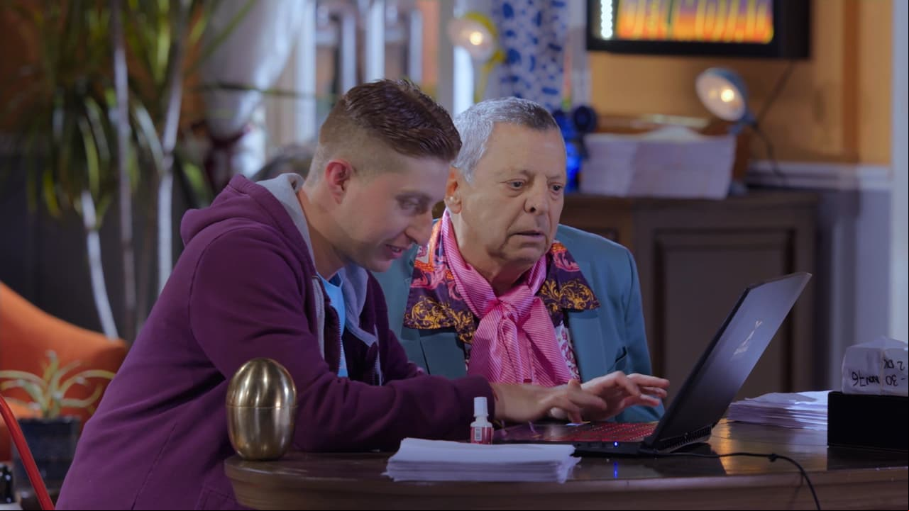 Frankie intenta cambiar su antigua máquina de escribir por una computadora, influenciado por un anuncio de su director de cine favorito: Guillermo Cabeza de Toro. Benito le enseña algunas cosas sobre cómo manejarla, pero después, Frankie termina regresando a lo mismo.