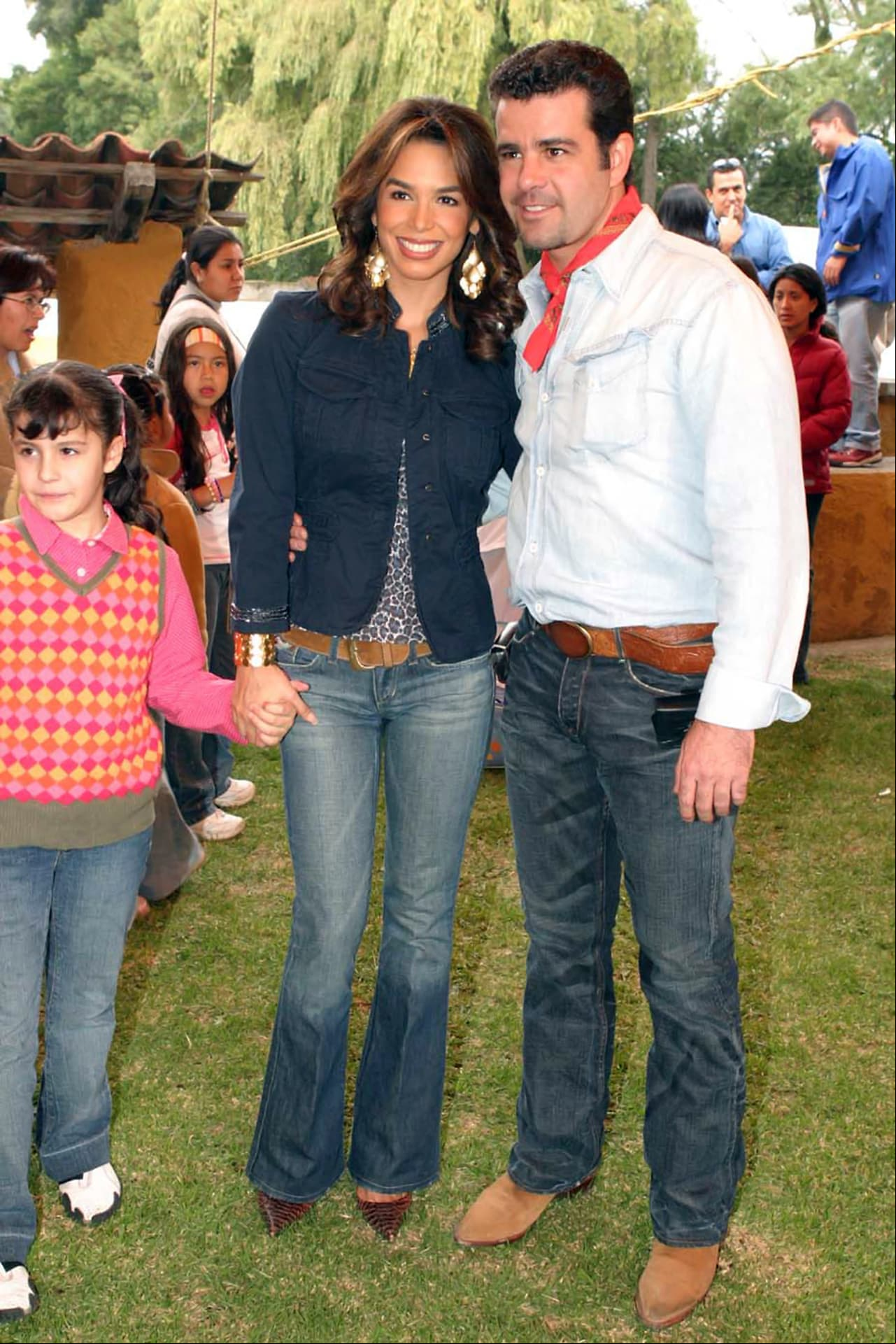 Desde entonces, Gaytán y Capetillo se volverían inseparables, e incluso, dos años después, el 25 de junio de 1994 llegaron al altar. La pareja tiene cinco hijos: Eduardo, Ana Paula, Alejandra y los gemelos Manuel y Daniel.