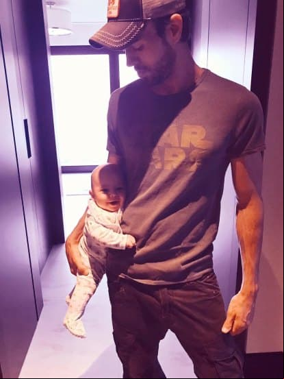 “Aún no puedo creer que seas mía”, escribió el cantante para acompañar una imagen en la que aparece con su pequeña hija.