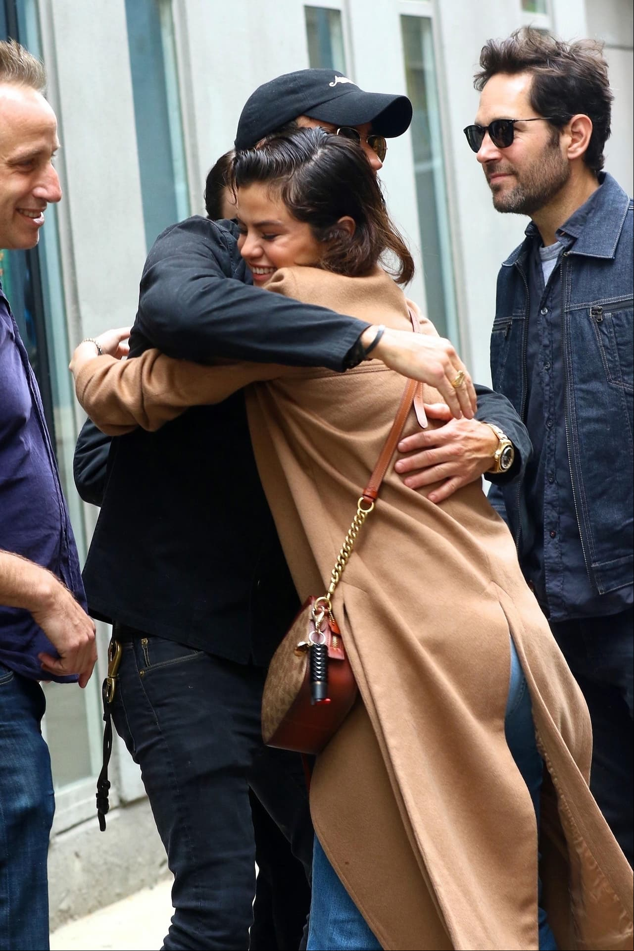 Selena Gomez y Justin Theroux se dan un caluroso abrazo en NY