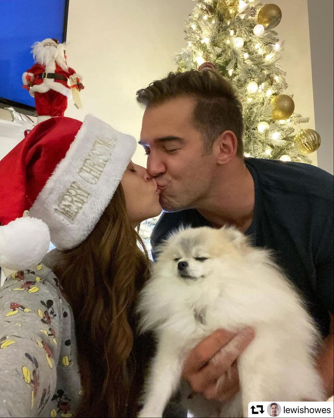 Yanet García comparte el vestido que lucirá en esta Navidad frente a su árbol dorado