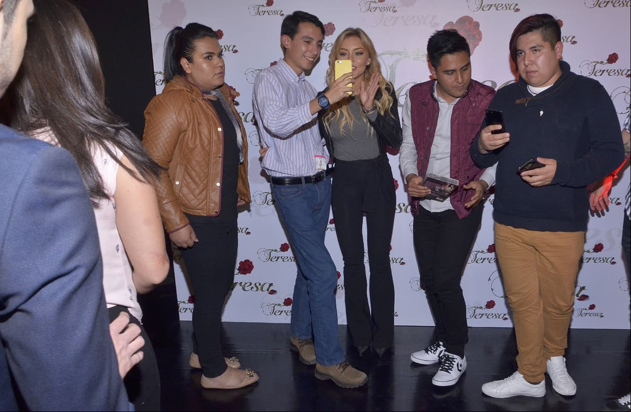 Y se tomó fotos con ellos en sus celulares.
