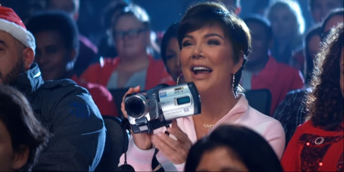 Kris Jenner—mamá de Kim Kardashian— aparece como la madre de 'Regina George' en la escena de 'Chicas Pesadas' donde presentan el festival navideño escolar