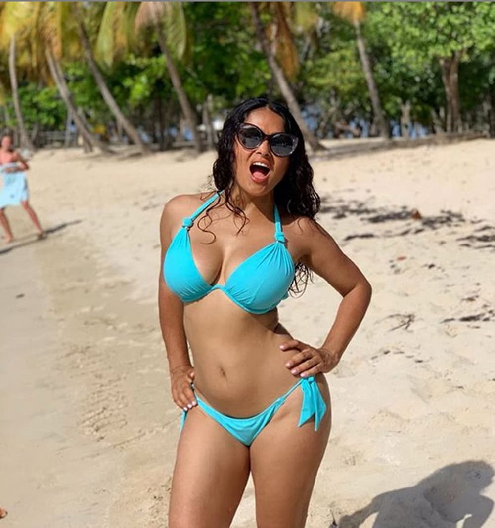 Antes del estreno de la serie ‘Monarca’, de la que Salma es productora ejecutiva, la actriz posó en bikini para celebrar su cumpleaños. “Sí, mañana cumple 53, ¿y?”, escribió en su publicación de Instagram que consiguió 1.6 millones de likes en un día.