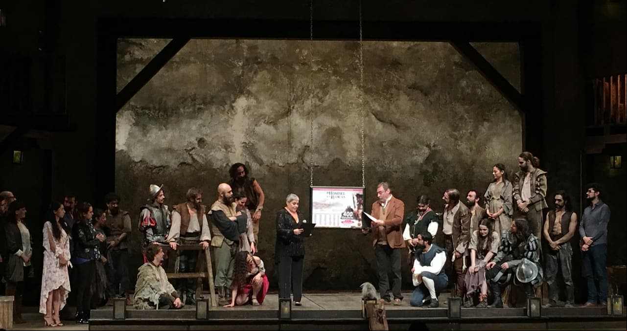 80106006. México, 6 Ene. 2018 (Notimex-Verónica Pérez).- La cantante Lupita D’alessio develó la placa por 400 representaciones de “El hombre de la Mancha”, pieza teatral que protagoniza su hijo Ernesto D’alessio. NOTIMEX/FOTO/VERONICA PEREZ/COR/ACE