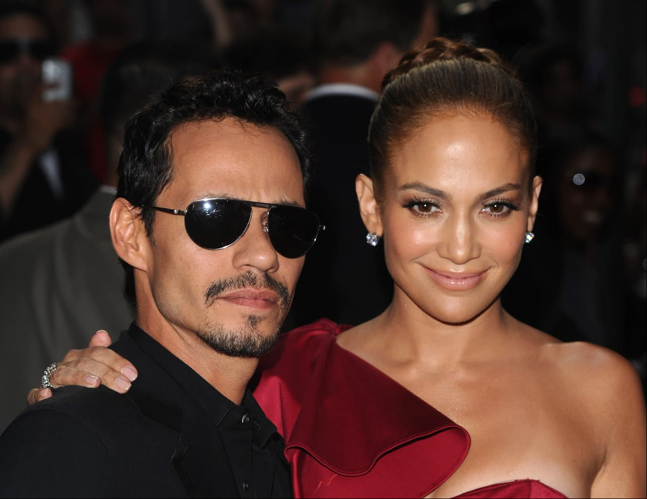 Tras su divorcio de Jennifer Lopez en 2012, Marc Anthony decidió quitarse el nombre de la cantante, el cual se había tatuado en la muñeca derecha.