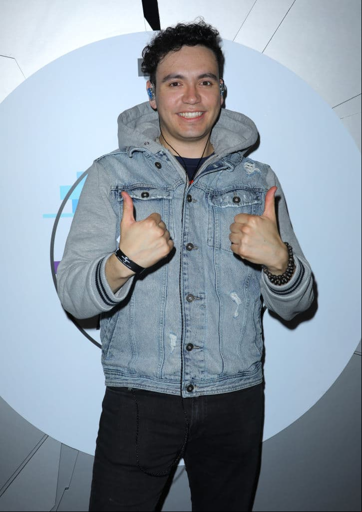 Raymix, conocido como el creador de la electrocumbia y famoso por su éxito ‘Oye, mujer’, se convirtió en uno de los primeros artistas del regional mexicano en hablar abiertamente de su orientación sexual.