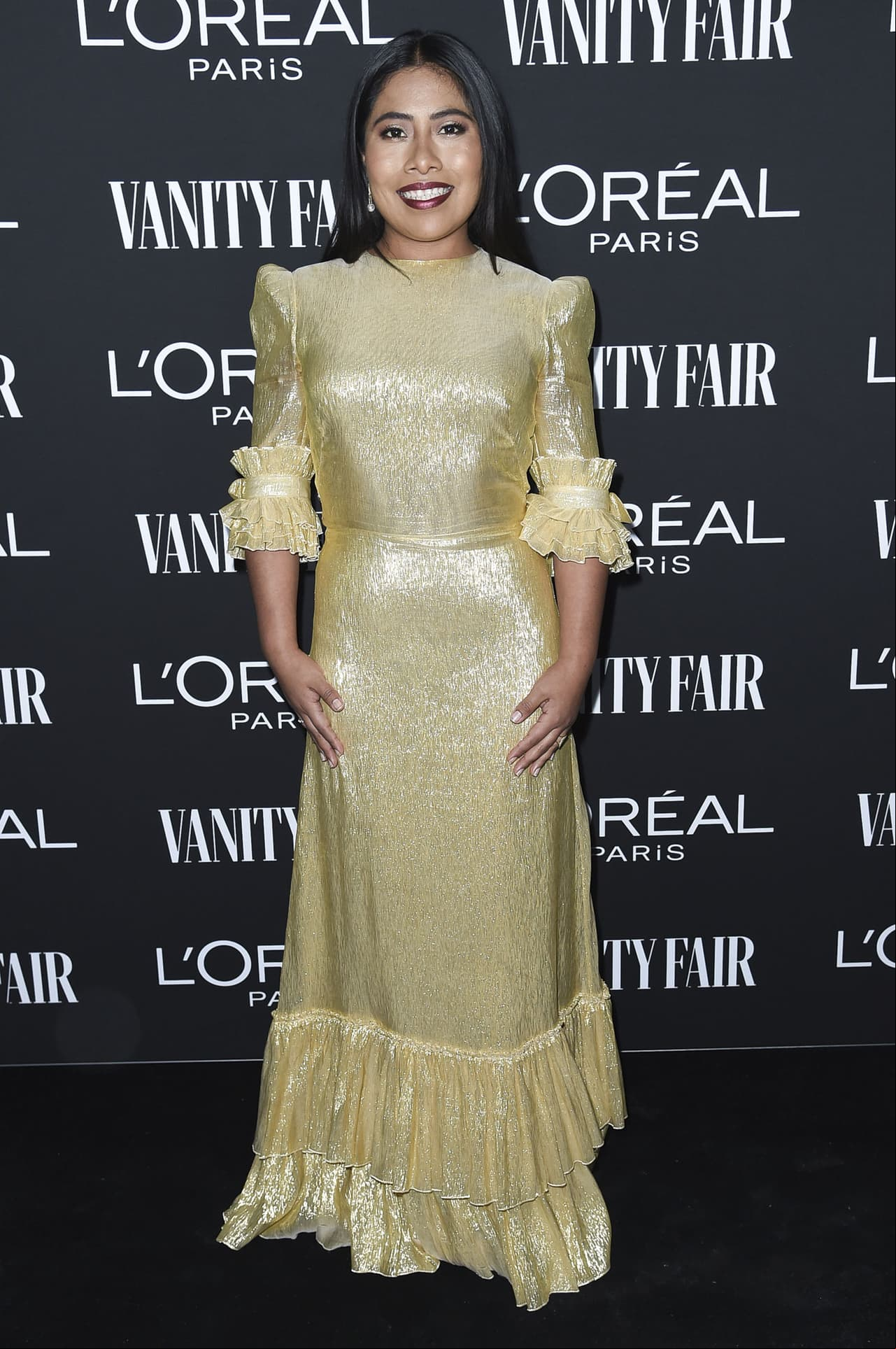 El vestido dorado que usó Yalitza en el evento Vanity Fair and L'Oreal Paris' New Hollywood es de la firma británica The Vampire’s Wife.