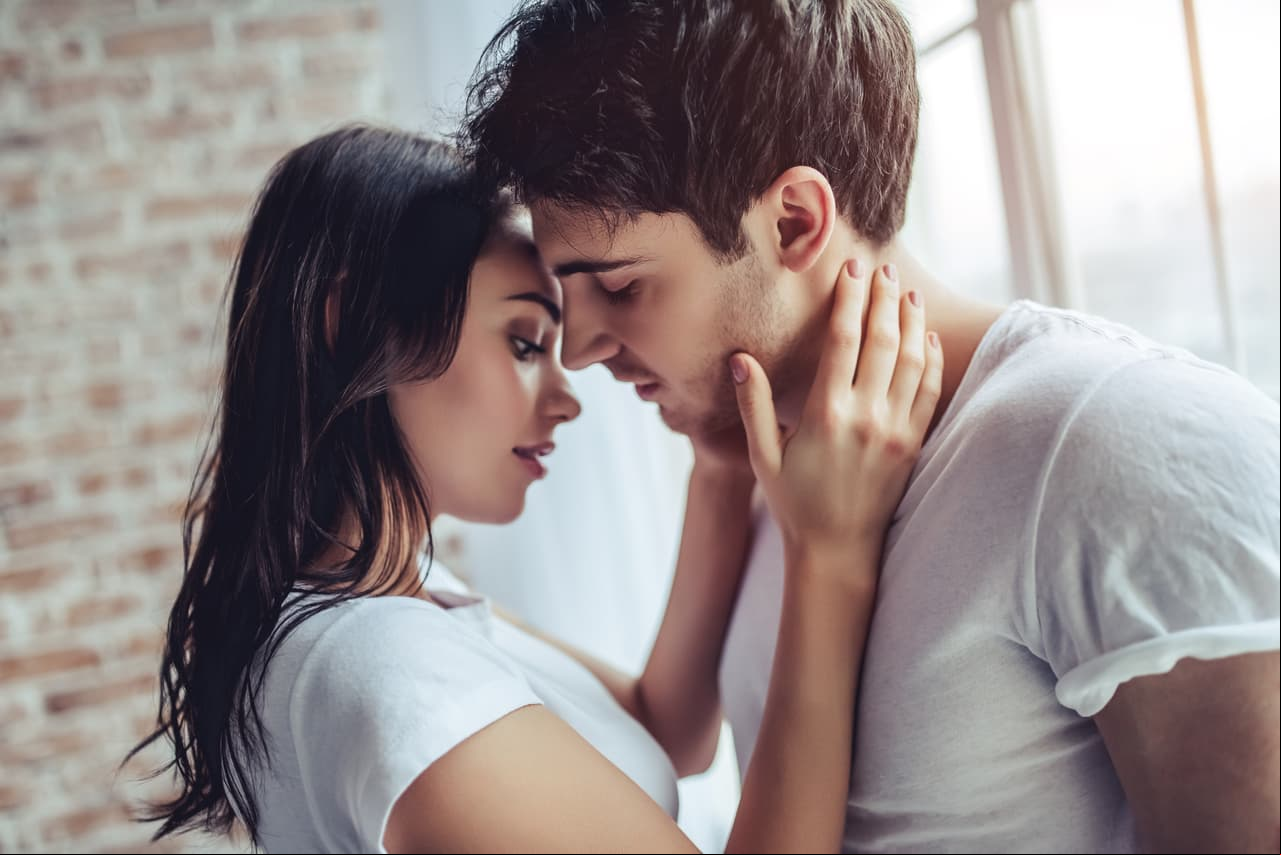 ¿Por qué las mujeres sienten mayor atracción por hombres ajenos?