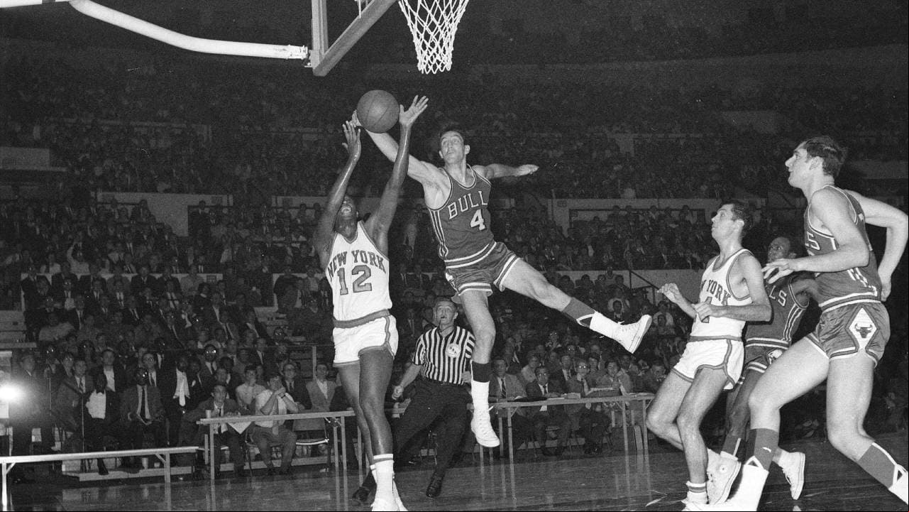 4. Jerry Sloan | ‘The Orignial Bull’, junto a Van Lier, son recordados por su espectacular juego defensivo. Participó en dos ediciones del All Star Game y su jersey ‘4’ fue el primero que se retiró en la franquicia.