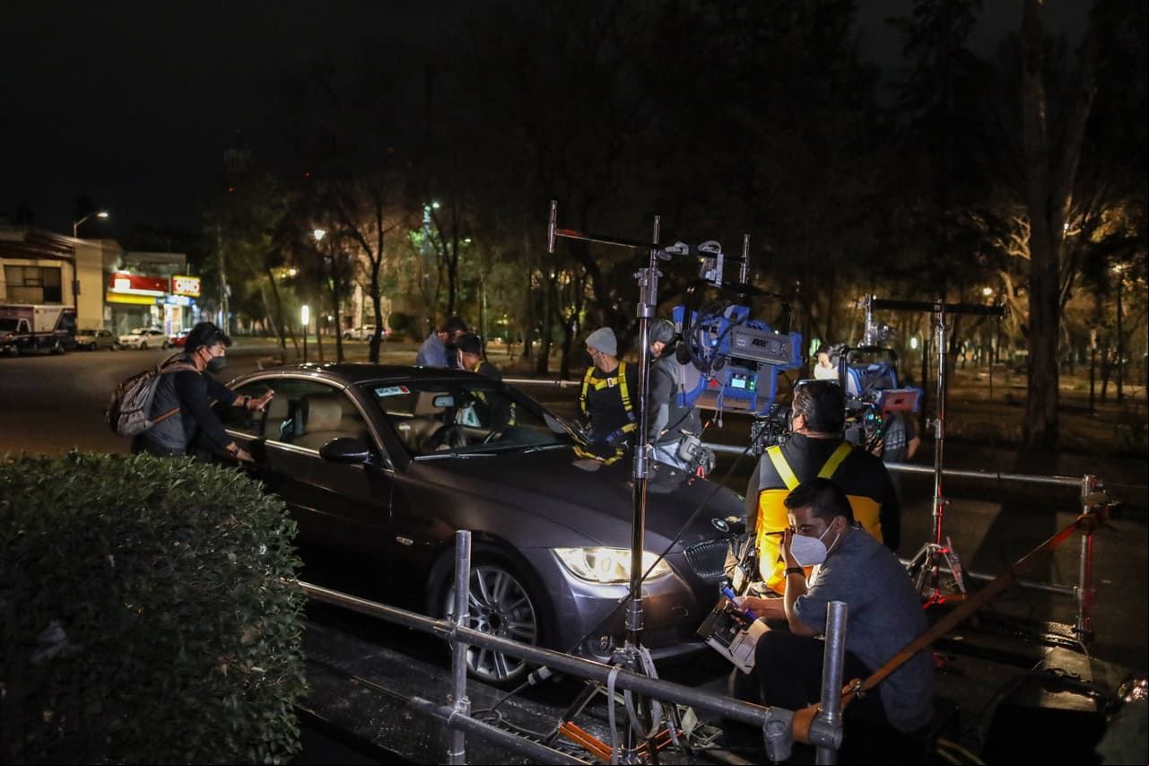 La producción montó una grúa con cámaras en el coche para darle mayor realismo a la escena.