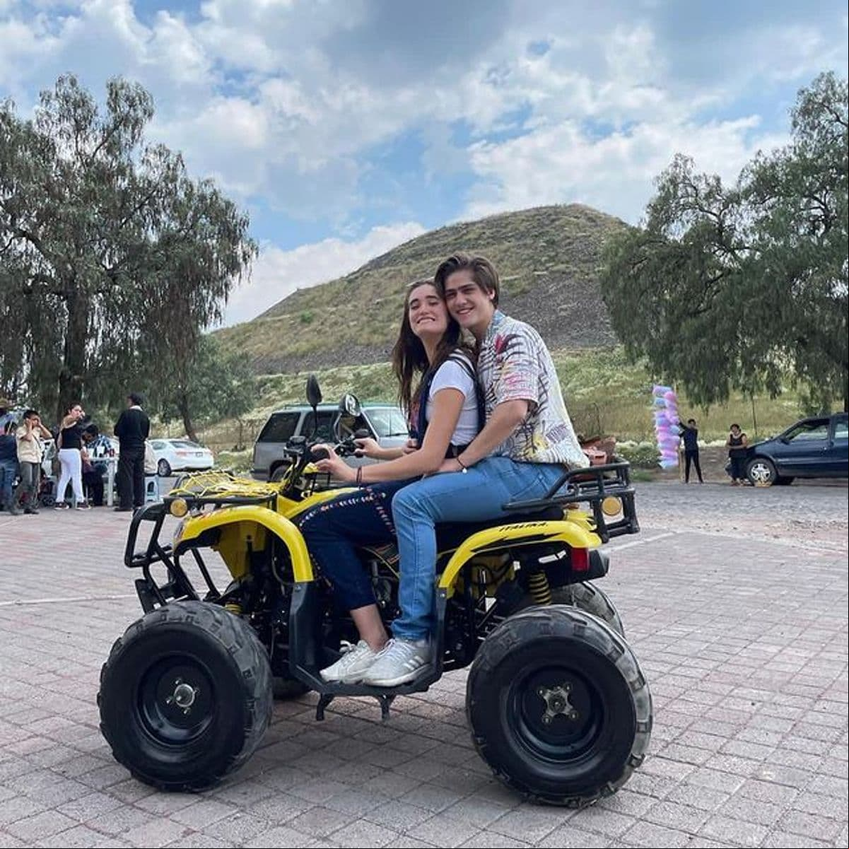 Maya Ricote y Patricio de Rodas quedaron flechados durante las grabaciones de ‘Vencer el pasado’, curiosamente, cuando interpretaban los personajes de juventud de sus papás, Gaby Rivero y Leonardo Daniel, quienes también son pareja en la historia. Desde hace meses, presumen su amor en redes sociales constantemente.