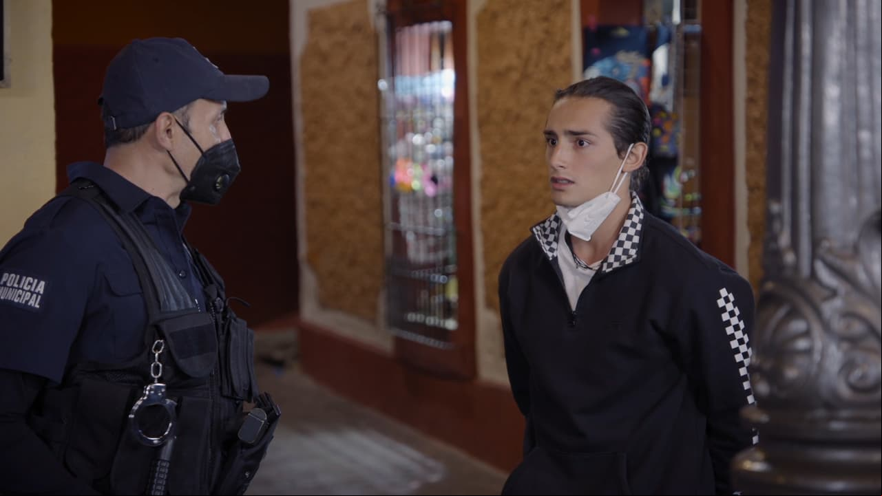 Pero como está prohibido, ¡llega la policía a detenerlo!