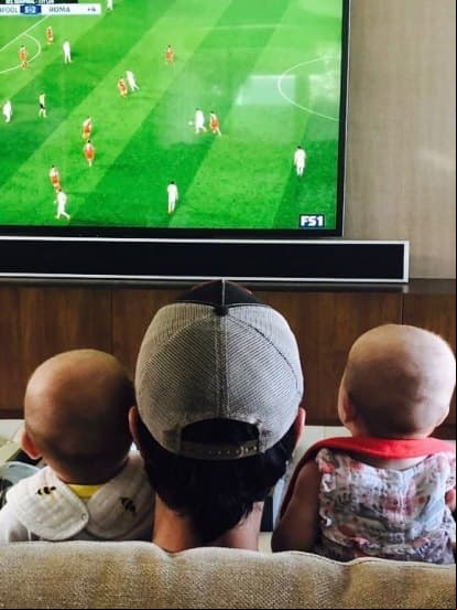 El cantante disfruta al máximo su etapa como padre, por ello ha mostrado esporádicamente algunos tiernos momentos en compañía de sus hijos, como en abril pasado, cuando ambos se sentaron con él a disfrutar de un partido de futbol en la televisión.