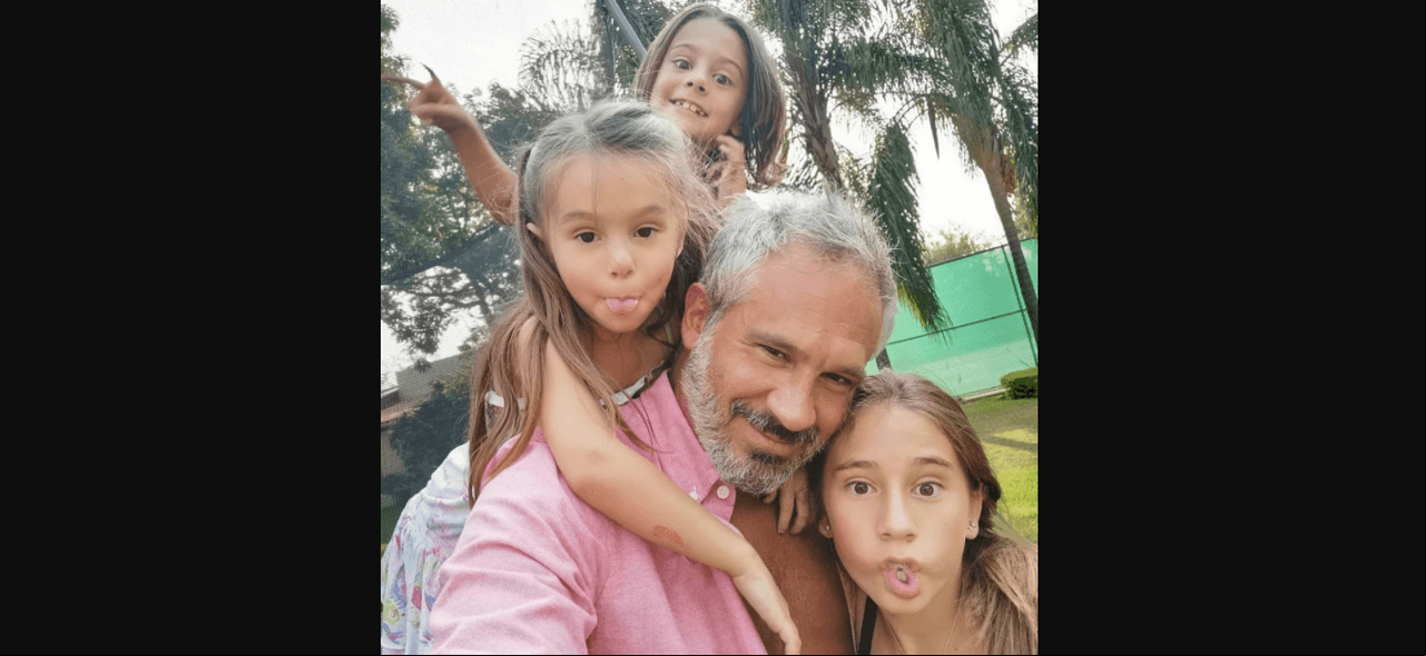 El conductor ha declarado en varias ocasiones que ser padre le ha cambiado la vida, así como lo mucho que disfruta de convivir con sus tres hijos.