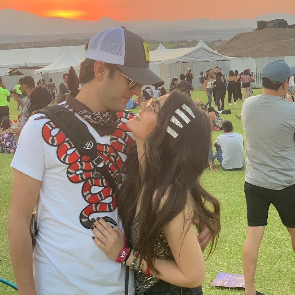 El romance entre Sofía Castro, de 22 años, y Juan Pablo Gil, de 29, surgió durante las grabaciones de “El Dragón”, telenovela que próximamente se estrenará en Las Estrellas y en la que ambos comparten créditos con Sebastián Rulli, Renata Notni e Irina Baeva.