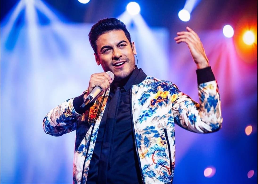 ¡Carlos Rivera posa con su clon idéntico y famoso!