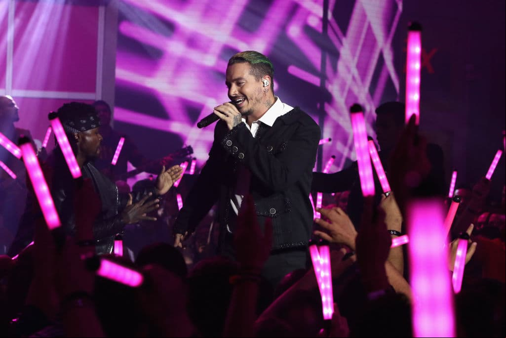 El colombiano J Balvin se encuentra en el octavo sitio con 13 galardones, entre los que destaca el tan valorado Premio Ícono Mundial. Cabe destacar que este 2021 puede subir en este conteo, ya que actualmente lidera las nominaciones con 14 postulaciones.