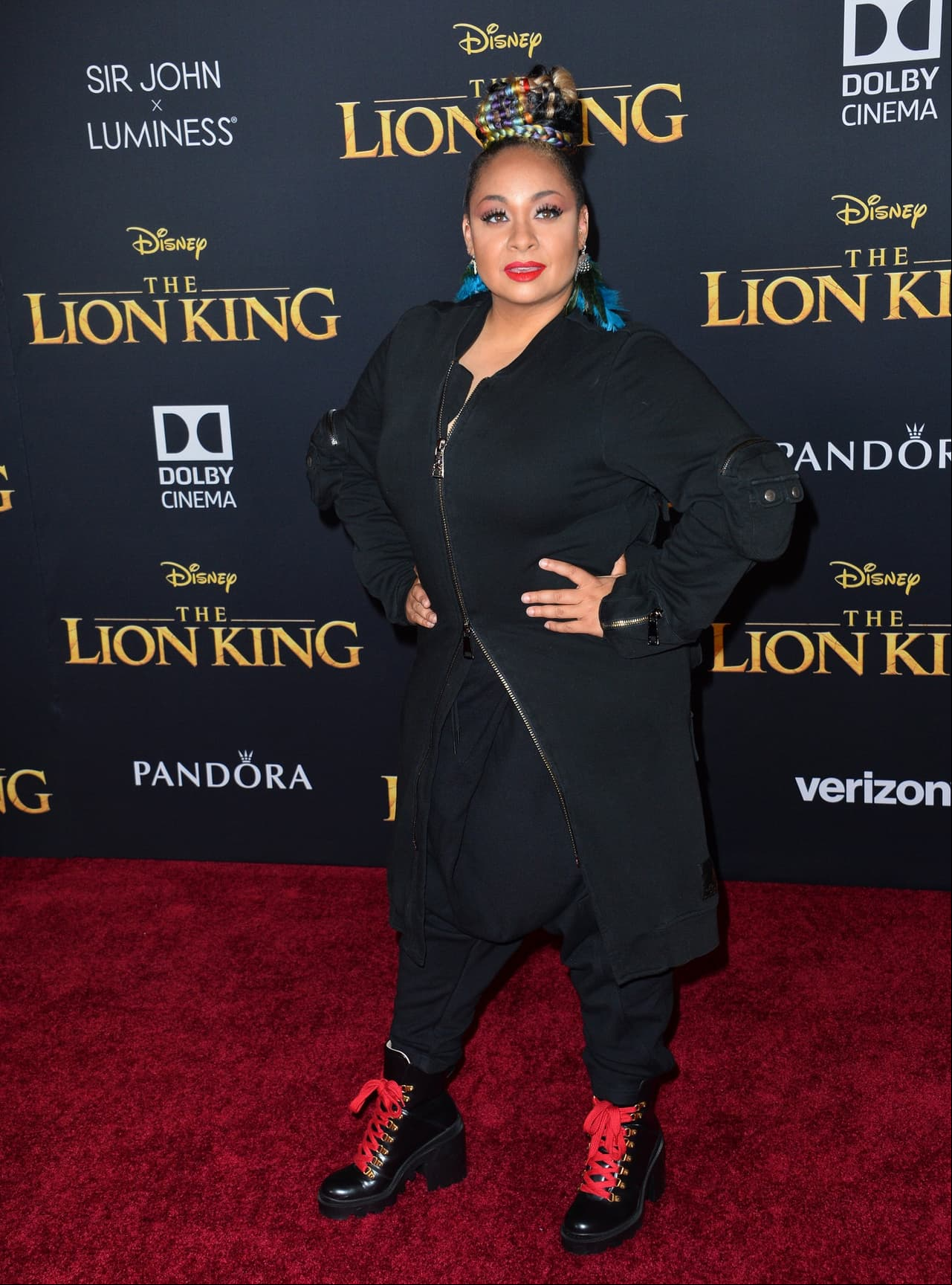 La estrella juvenil de Disney Channel, Raven Symoné, interpretó la canción "Grazing in the Grass" en la película 'El Rey León 1½'.