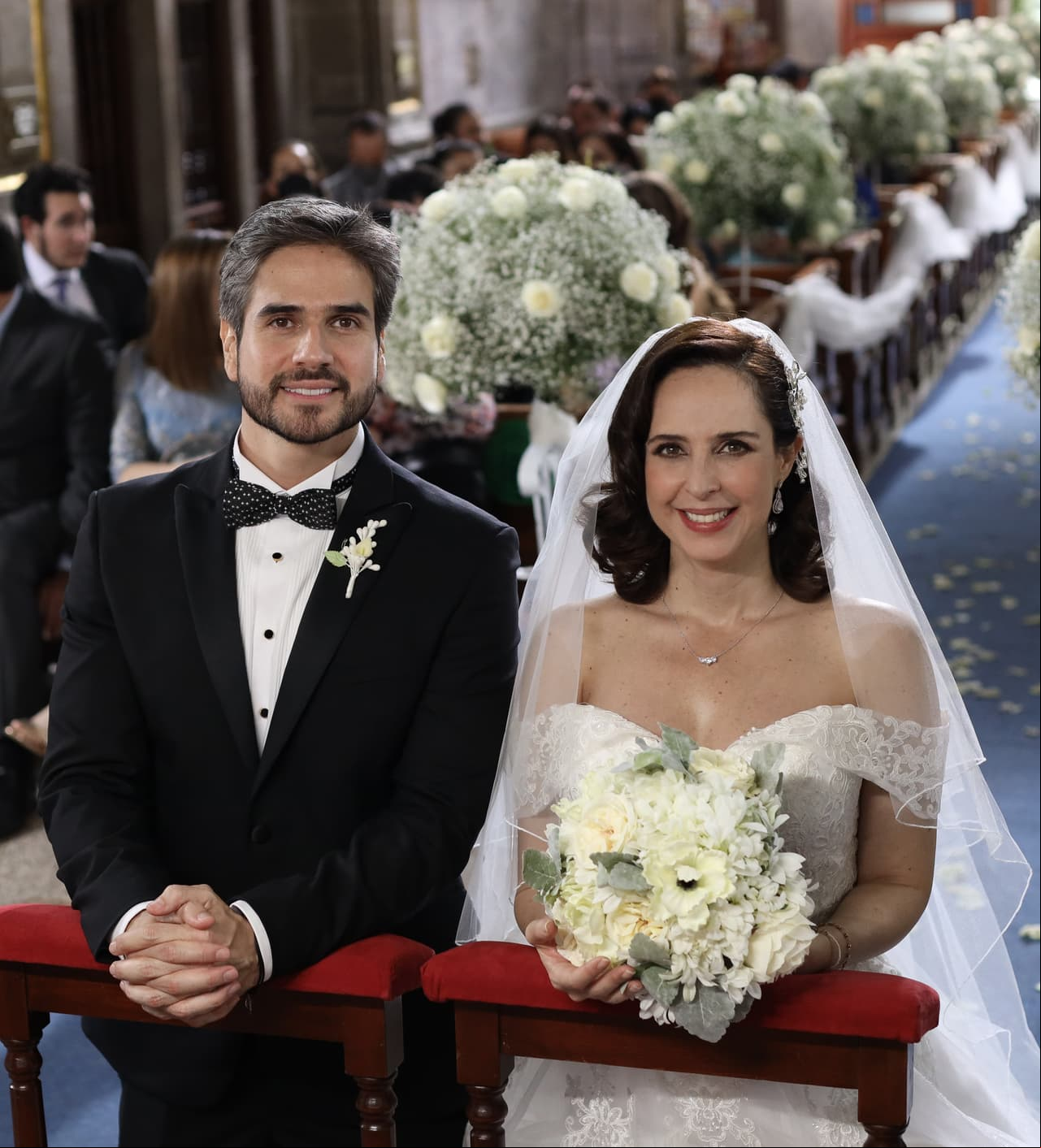 'Alberto' y 'Sofía' tuvieron una de las bodas más hermosas de las telenovelas en "S.O.S. Me estoy enamorando". Aquí te mostramos algunas de las fotos exclusivas que Las Estrellas logró en este mágico momento.