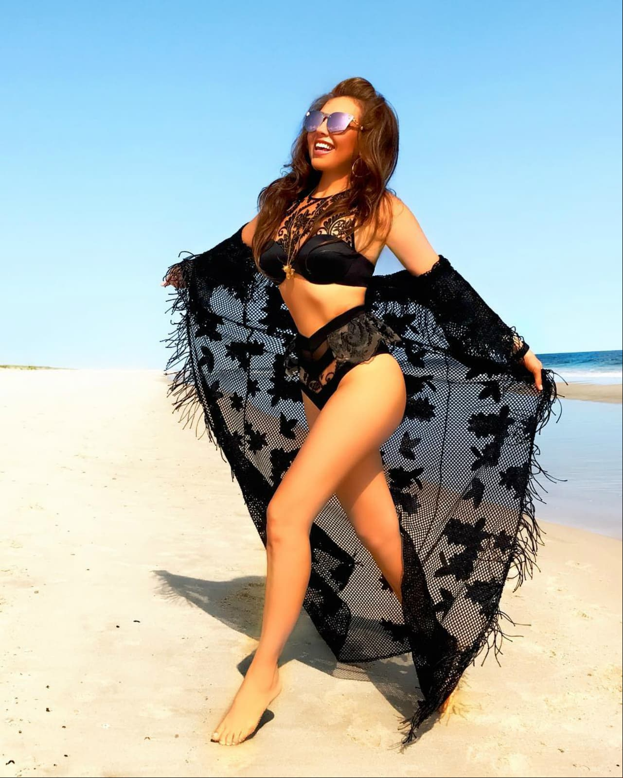 Thalía promociona libro de su marido...¡en ropa de cama!