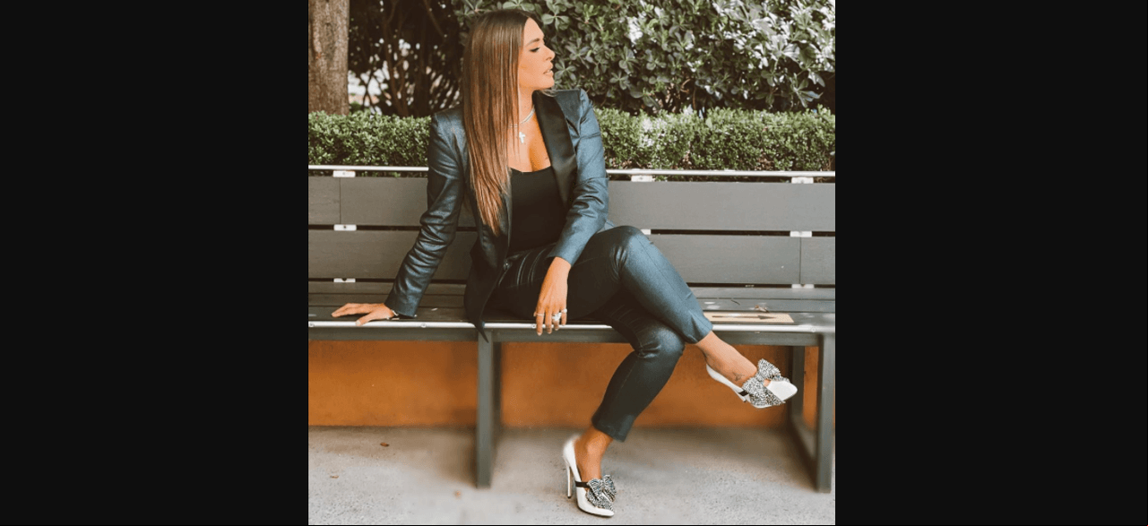 Otro de los zapatos que más impactaron fueron los que portó en febrero pasado y es que lució unas zapatillas de tacón en piel con lazo adornado de la marca Gucci.