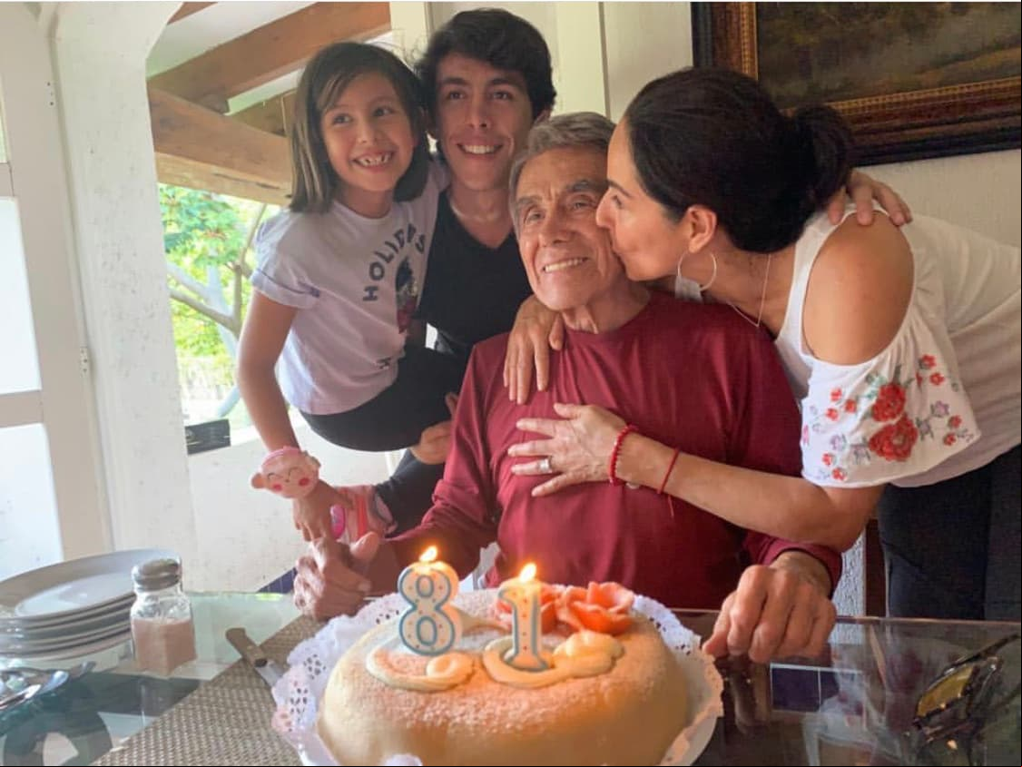 "(Mis hijos) son lo más maravilloso para mí, también mi esposa, pero mis hijos me desbaratan. Me puedo morir por mis hijos, me moriría por mis hijos. Daría las piernas, los brazos por cualquiera de mis cuatro hijos. Mis cuatro hijos son mi pasión, mi locura, los adoro", aseguró en la misma entrevista con el periodista de espectáculos.
