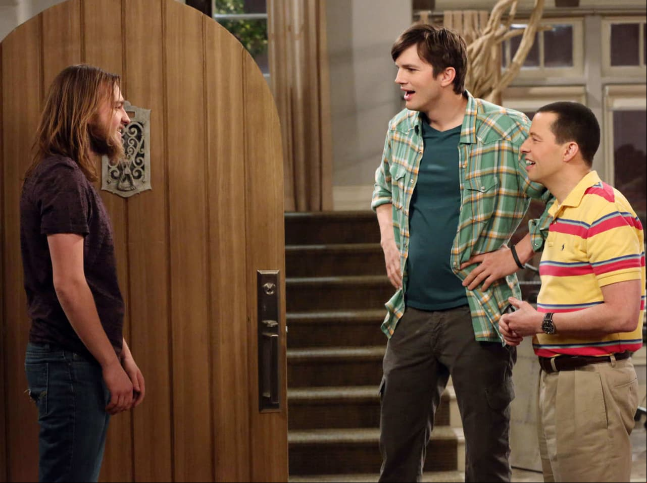 Ashton Kutcher llegó a la serie para cubrir el lugar de Charlie Sheen, por lo que su personaje no bebía alcohol y era torpe con las mujeres (FOTO: CBS)