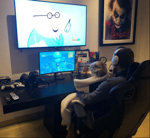 Harry Kane tiene habilidades ‘multitask’, pues cuida a su hija y juega al mismo tiempo.