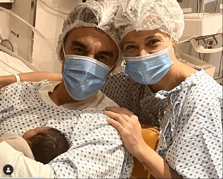 Adrián Uribe se convirtió en papá por segunda ocasión el pasado 24 de octubre, cuando junto a su novia Thuany Martins le dio la bienvenida a su hija Emily.
