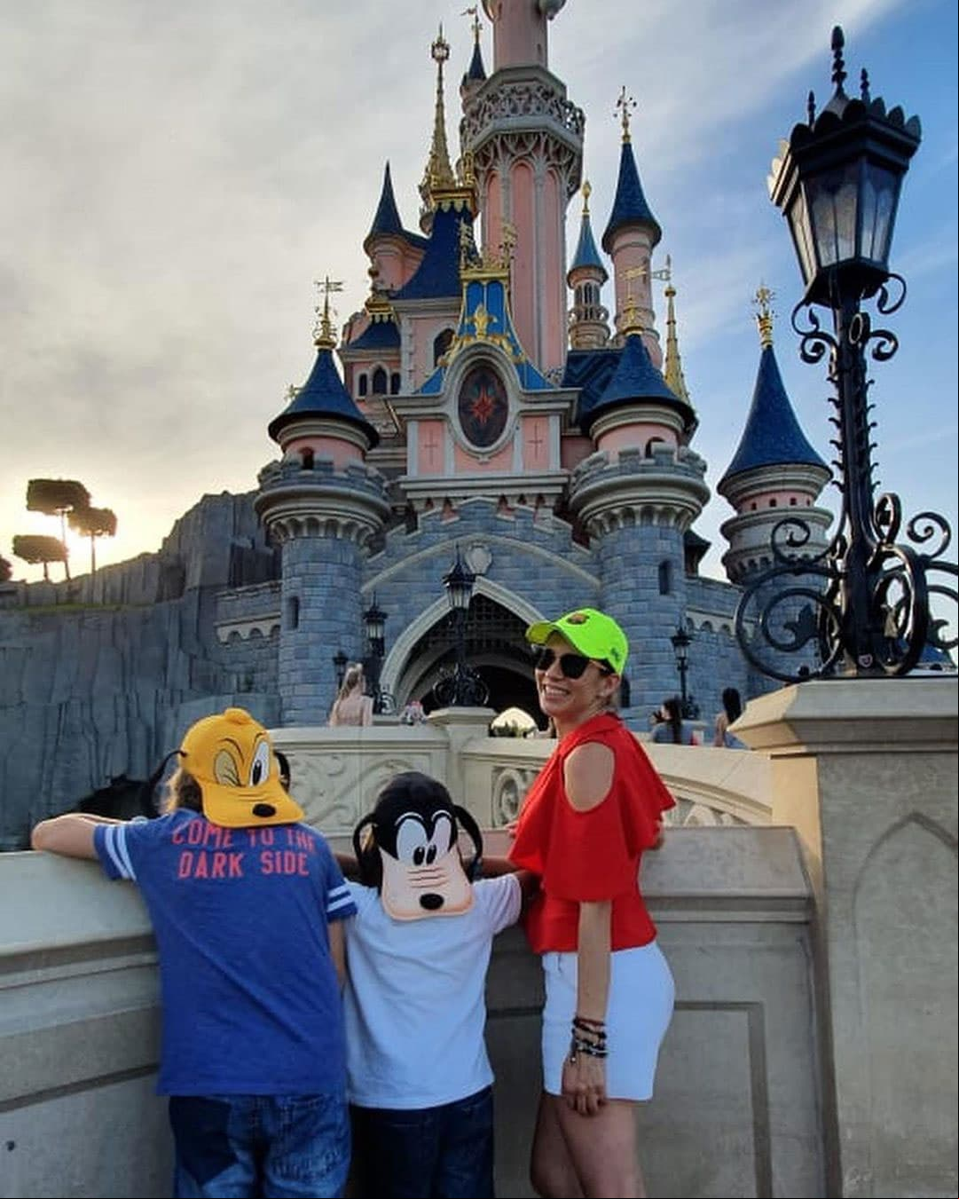 Ese mismo día visitó Disneyland París, mostrando a dos de sus hijos con gorras de ‘Pluto’ y ‘Goofy’.