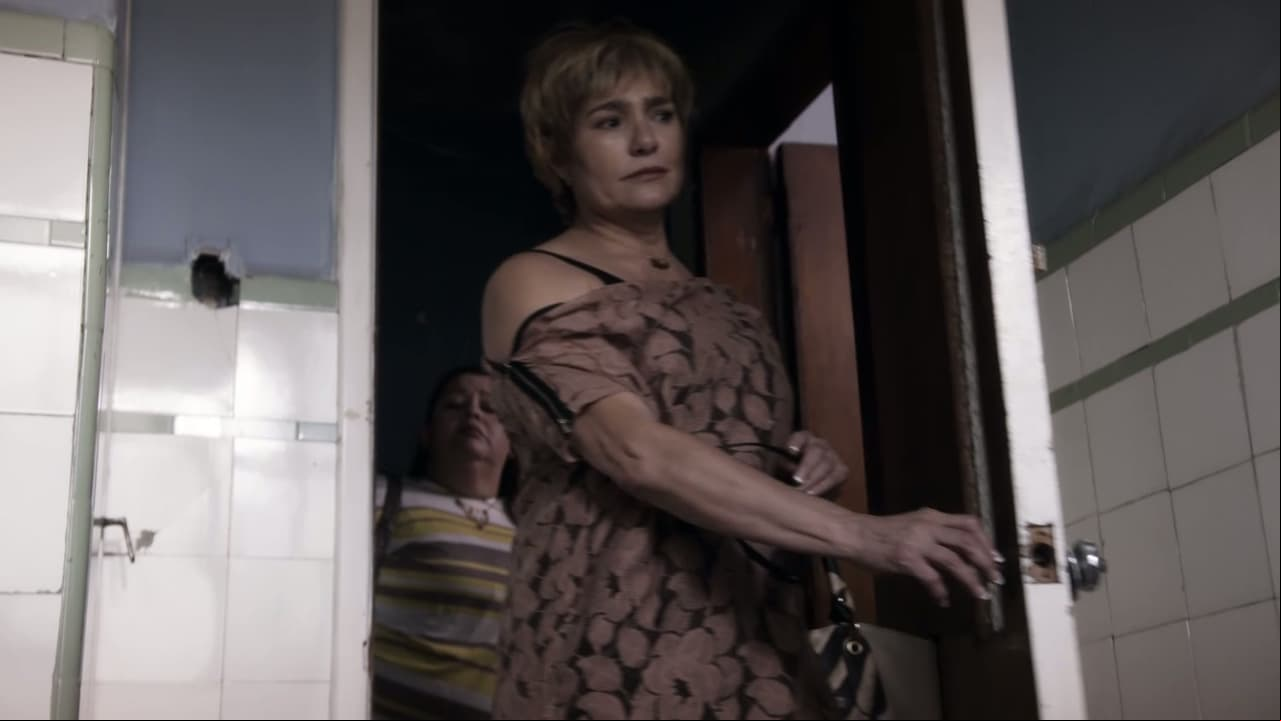 Lupita se aferra a seguir teniendo una vida de excesos y decide salirse de su casa.
