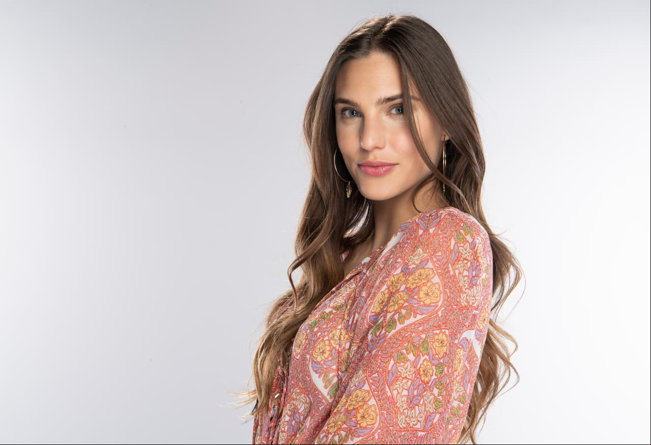 Valentina Carvajal (Macarena Achaga). Hija menor de León, la más afectada por su muerte. Por eso la vida le dará un vuelco cuando conozca a Juliana.