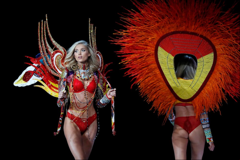 Elsa Hosk sorprendió con este conjunto en rojo