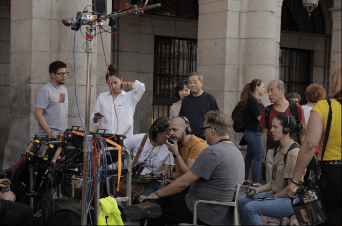 Mientras los directores y producción revisan en pantallas que todo salga a la perfección.