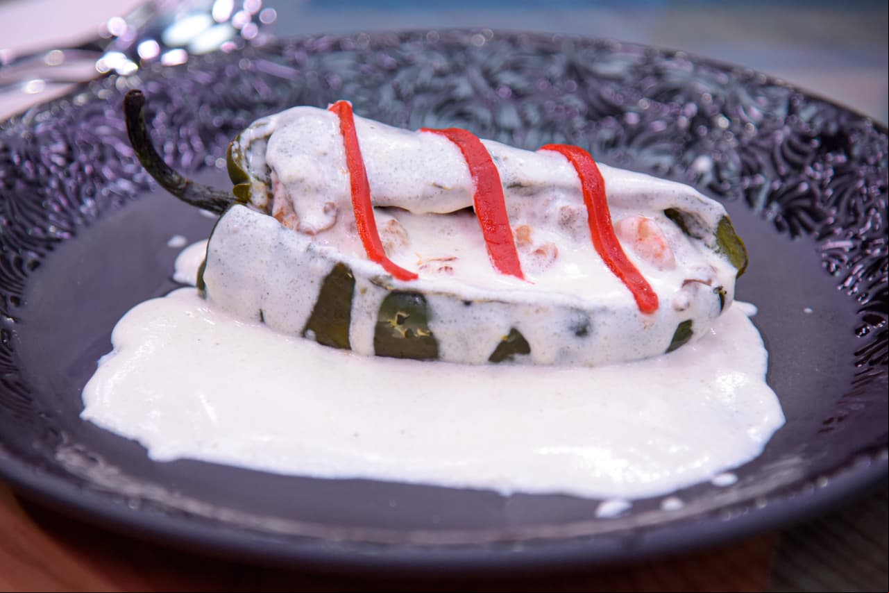 Vianey, Yanko y Licha eligieron cocinar chile güero relleno de atún y chile relleno de "mar y tierra", con salsa de queso.