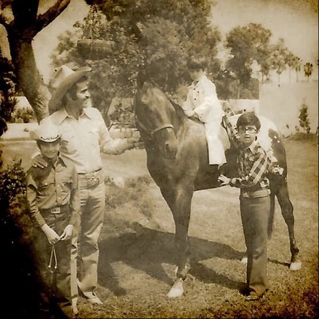 A través de las redes sociales, la complicidad entre ‘El Charro de Huentitán’ y ‘El Potrillo’ también quedó en evidencia decenas de veces, a través de tiernas fotografías de la infancia de Alejandro Fernández. Incluso, en mayo de 2015, el fallecido cantante compartió una foto en la que posa junto a sus tres hijos varones y afirmó: “Aquí con mis tres potrillos”.