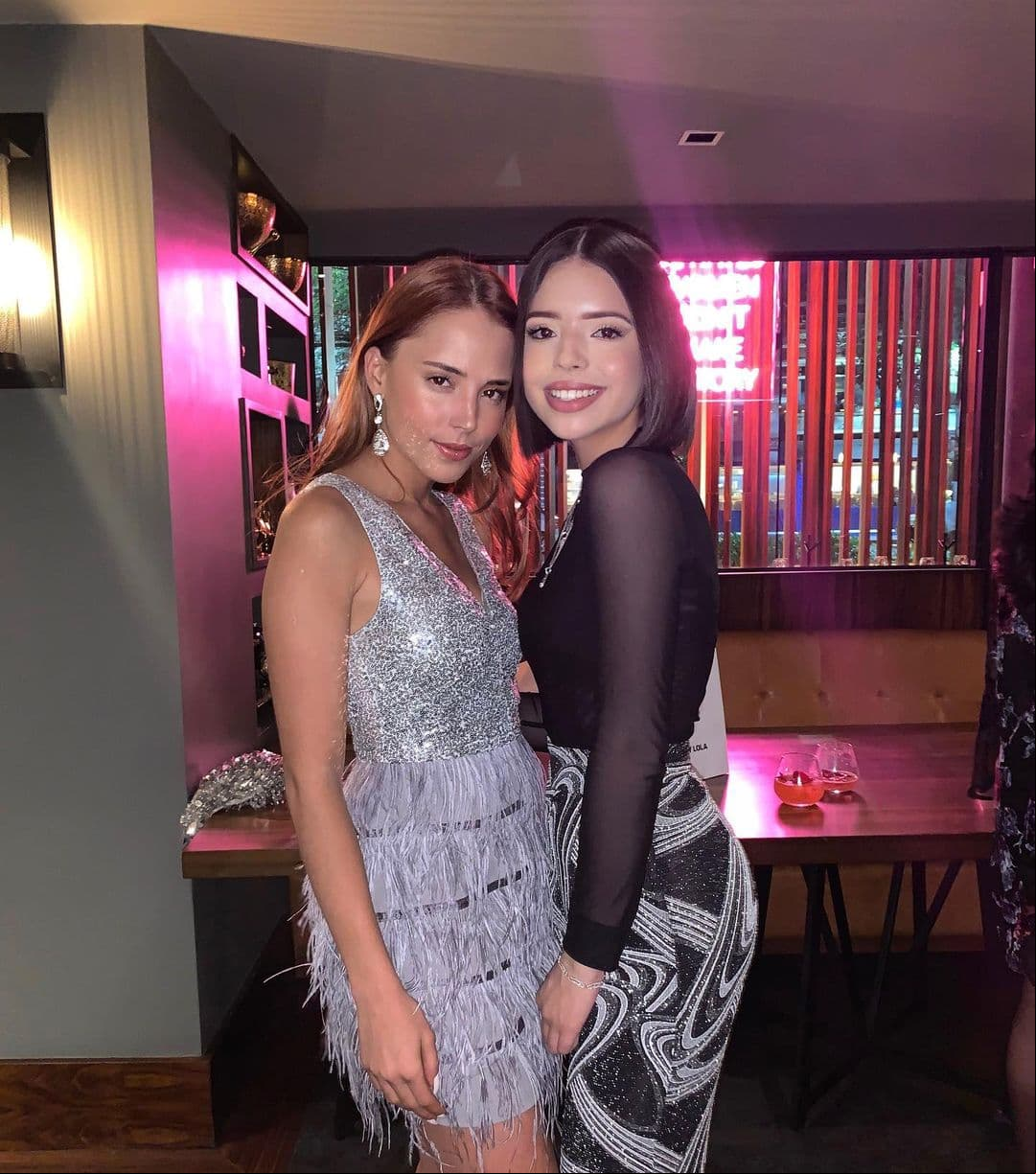 La joven de 27 años comparte con su prima, Ángela, el gusto por la música y el buen vestir, presumiendo su glamuroso estilo en redes sociales.