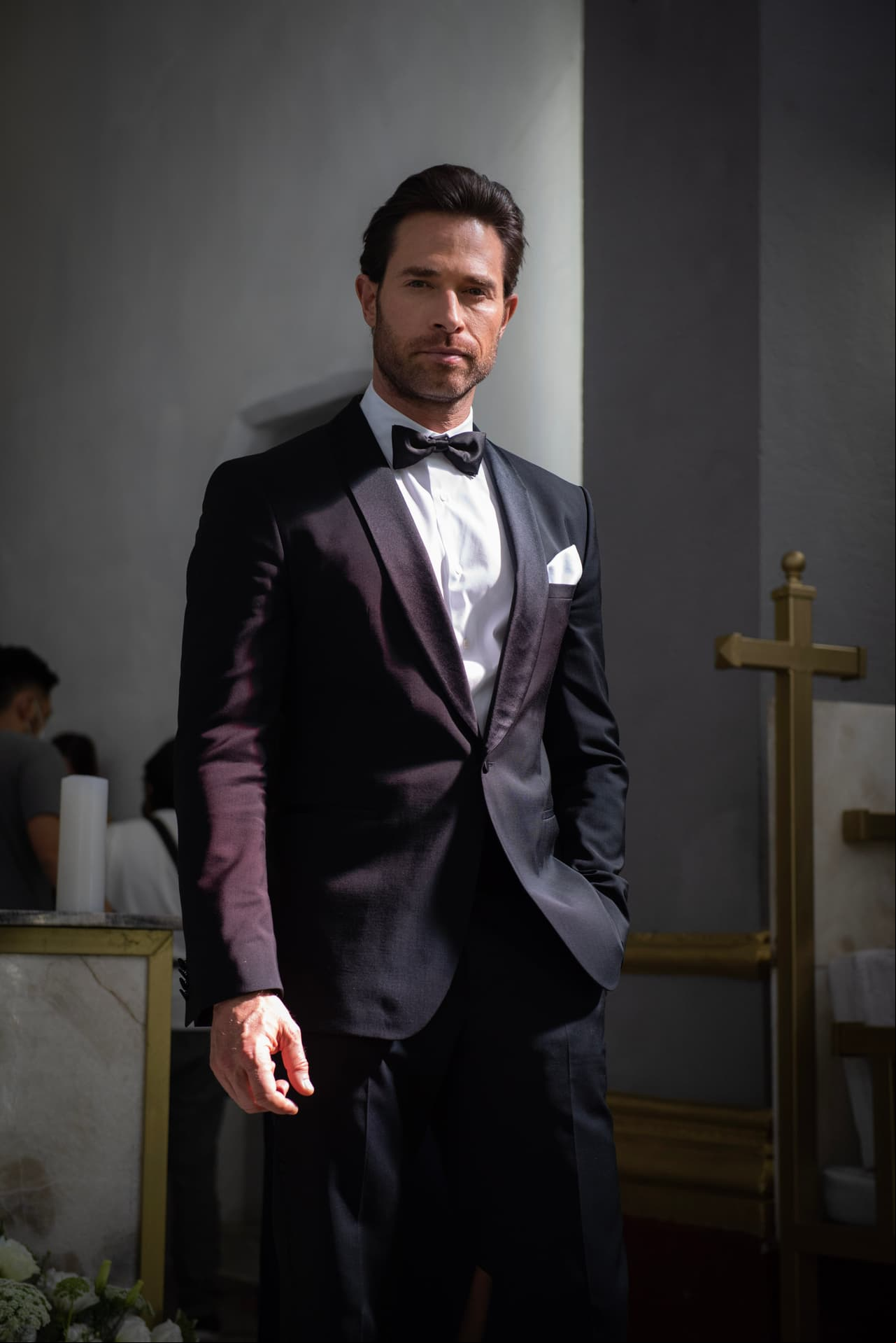 El guapísimo Sebastián Rulli vestido de novio posa para Las Estrellas.