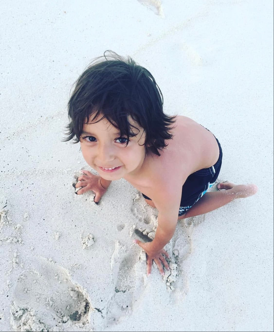 Arim, el segundo hijo de Miramontes, es dos años menor que Quetzal, de acuerdo con información de Univisión. El pequeño, al igual que sus hermanos, aparece constantemente en historias y cómicos videos que publica su orgulloso padre.