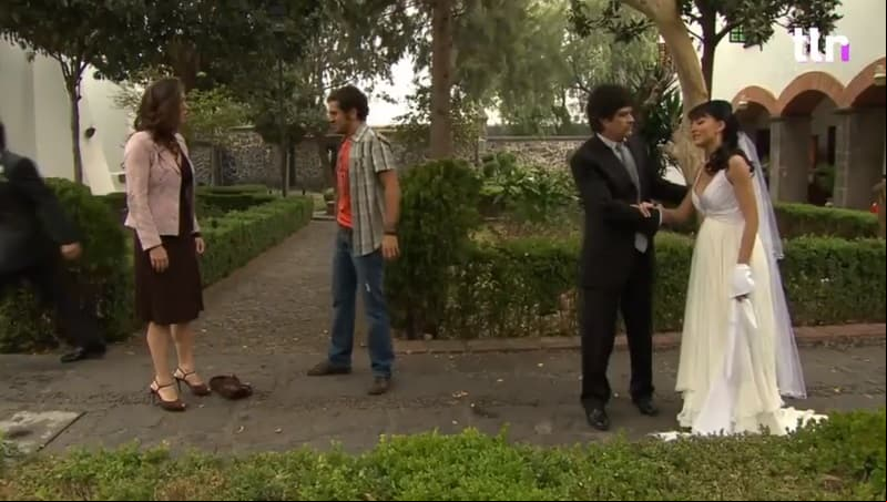 Previo a la boda, ‘Amadeo’ (Flavio Medina) no quiere que ‘Sandy’ se case, pero ella le asegura que ama a ‘Ari’ y decide continuar con la boda.