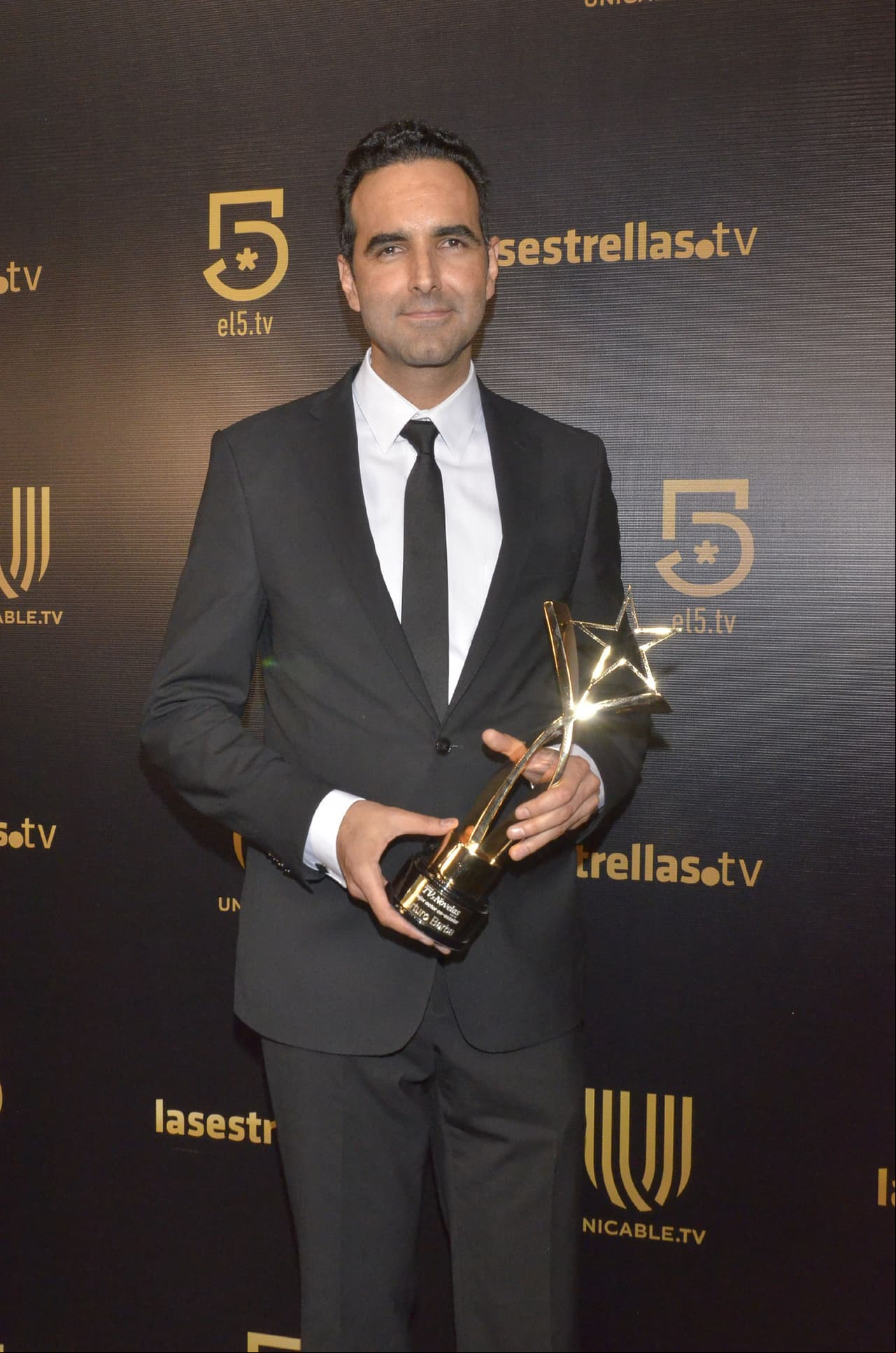 Por su parte, Arturo Barba es el Mejor Actor Co-Estelar por "Amar a muerte"