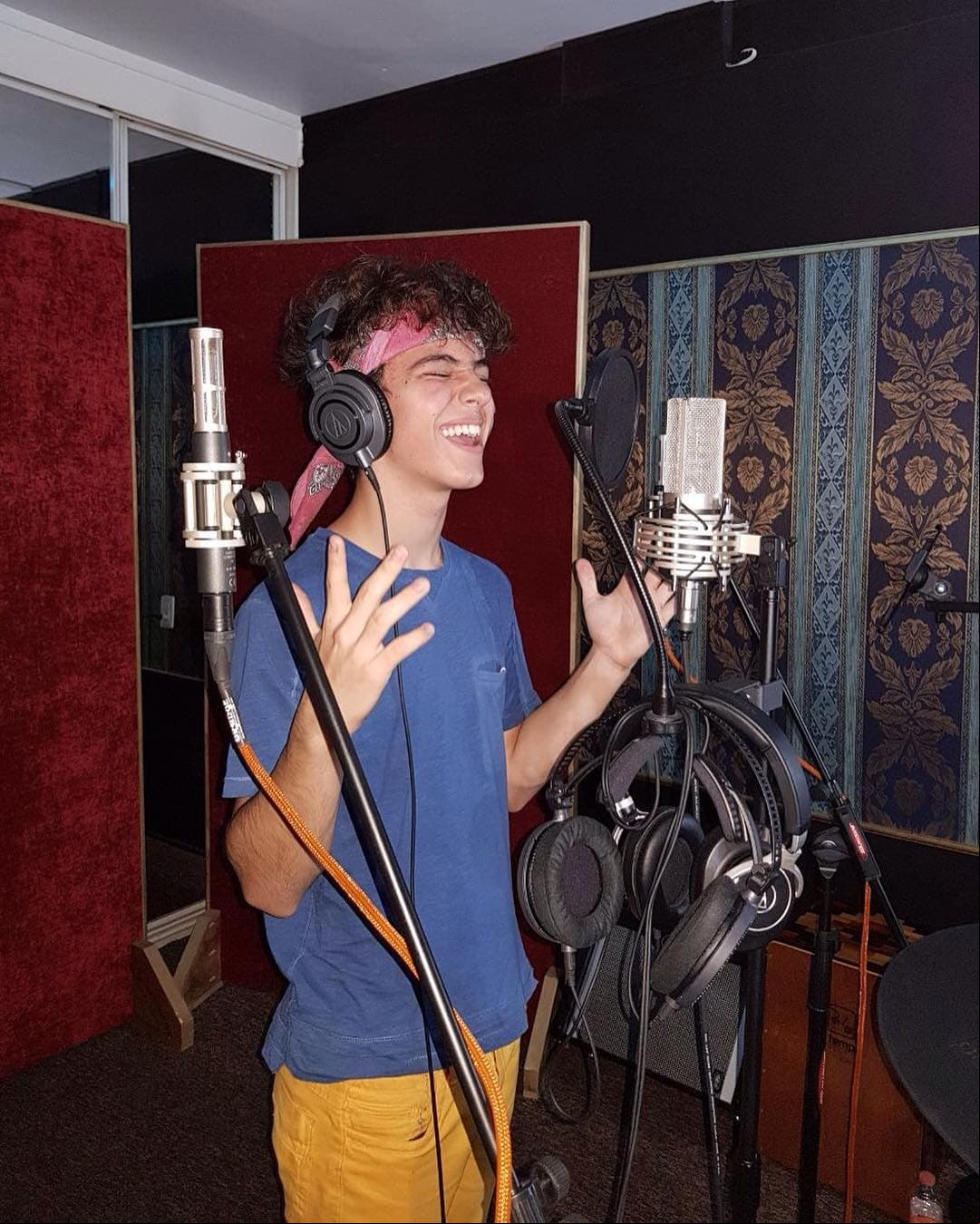 Además de amar la actuación, Joaquín ha mostrado su pasión por la música, compartiendo una imagen desde el estudio de grabación en septiembre de 2017 en su cuenta de Instagram.