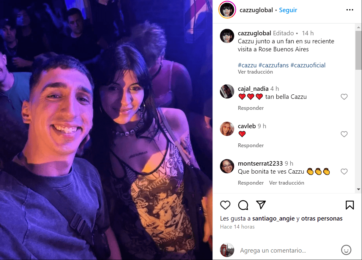Cazzu posa muy sonriente con misterioso hombre